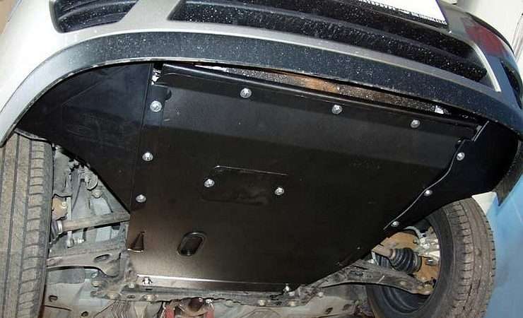 металлическая защита двигателя автомобиля