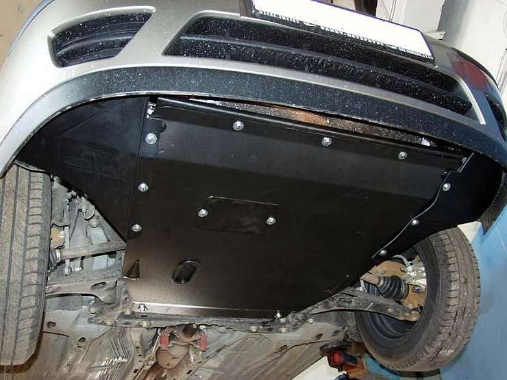 металлическая защита двигателя автомобиля