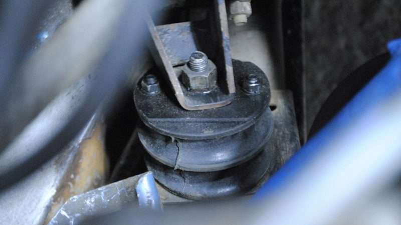 Вибрация автомобиля: диагностика и замена подушек двигателя