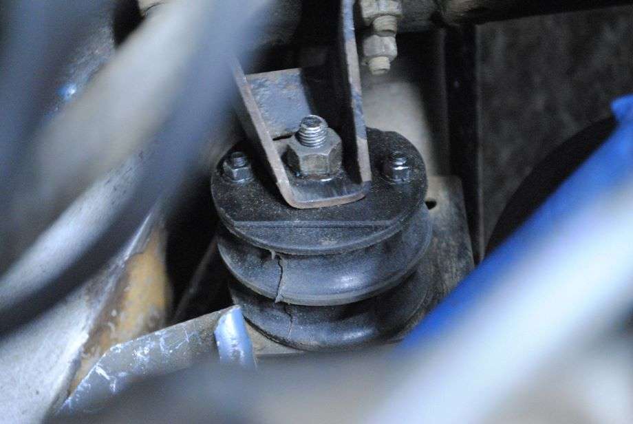 Вибрация автомобиля: диагностика и замена подушек двигателя