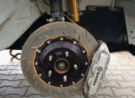 Тормозная система спорткара против семейного седана: в чем разница