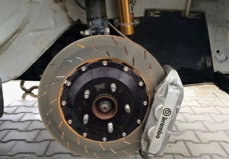 Тормозная система спорткара против семейного седана: в чем разница